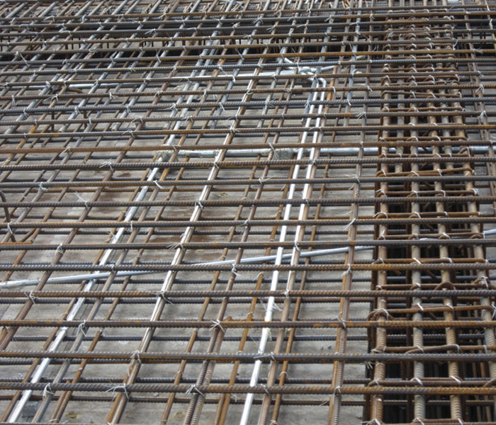 郭家庄B地块棚户区改造项目地下室顶板钢筋绑扎及预埋管铺设